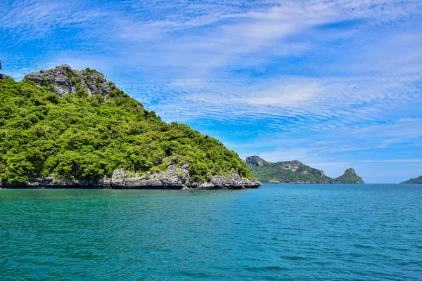 Tropische Meereslandschaft des thailändischen Meeres und der Insel in einem klaren blauen Himmel — Stockfoto