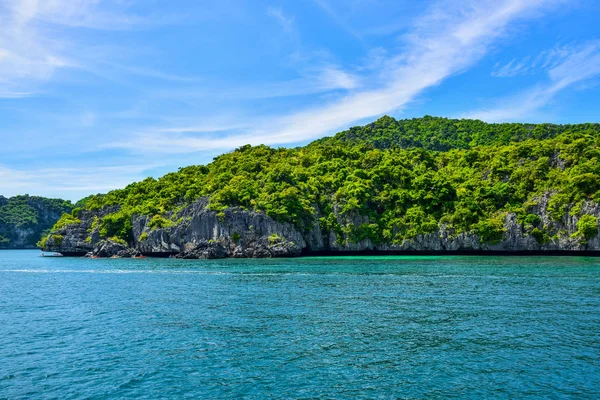 Tropische Meereslandschaft des thailändischen Meeres und der Insel in einem klaren blauen Himmel — Stockfoto