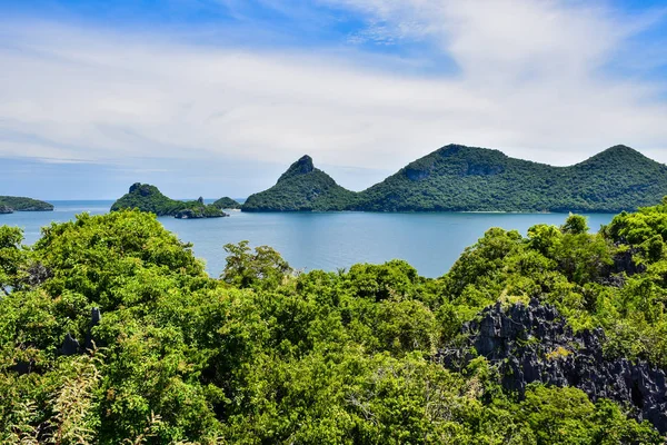 Die wunderschöne thailändische meereslandschaft des angthong-nationalparks in der nähe der samui-insel im Golf von thailand — Stockfoto