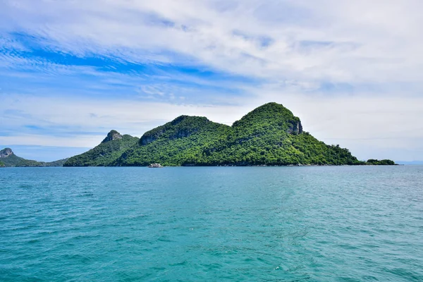 Tropische Meereslandschaft des thailändischen Meeres und der Insel in einem klaren blauen Himmel — Stockfoto