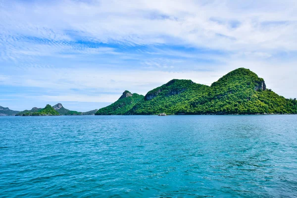 Tropische Meereslandschaft des thailändischen Meeres und der Insel in einem klaren blauen Himmel — Stockfoto