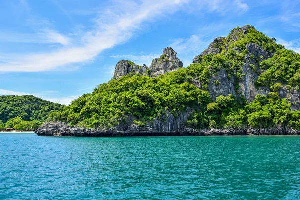 Tropische Meereslandschaft des thailändischen Meeres und der Insel in einem klaren blauen Himmel — Stockfoto