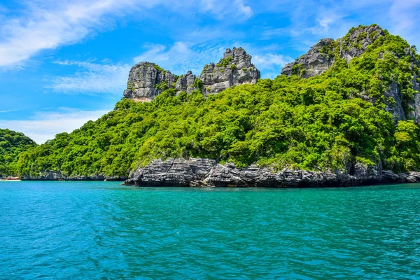 Tropische Meereslandschaft des thailändischen Meeres und der Insel in einem klaren blauen Himmel — Stockfoto