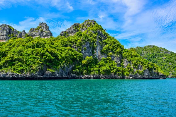 Mar tropical da Tailândia mar e ilha em um céu azul claro — Fotografia de Stock