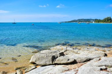 Deniz manzarası kayalık sahil kumlu plaj Samui Adası, Tayland