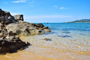 Deniz manzarası kayalık sahil kumlu plaj Samui Adası, Tayland