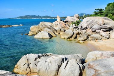 Kayalık sahil plaj Hin Ta Hin Yai, Samui Adası, Tayland