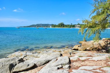 Deniz manzarası kayalık sahil kumlu plaj Samui Adası, Tayland
