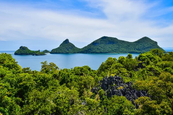 Piękne wybrzeże Tajlandii Angthong national Park morskich w pobliżu Samui wyspa w zatoce Tajlandii — Zdjęcie stockowe