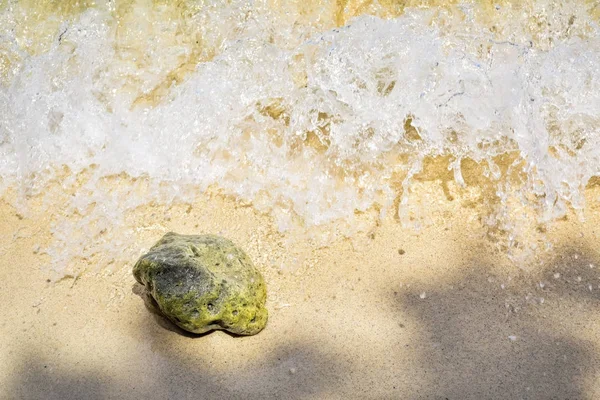 Mare onda spruzzi sulla spiaggia di sabbia Thailandia, isola di Samui — Foto Stock