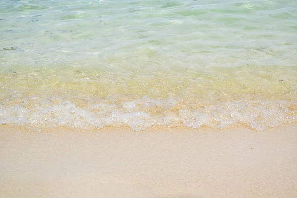 Měkký mořská vlna na písčité pláži na ostrově Samui v Thajsku — Stock fotografie