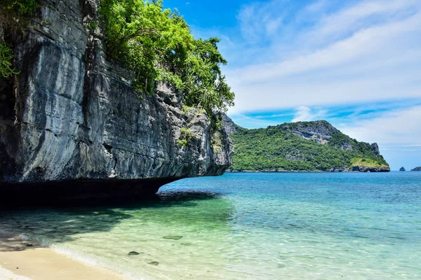 Piękne wybrzeże Tajlandii Angthong national Park morskich w pobliżu Samui wyspa w zatoce Tajlandii — Zdjęcie stockowe