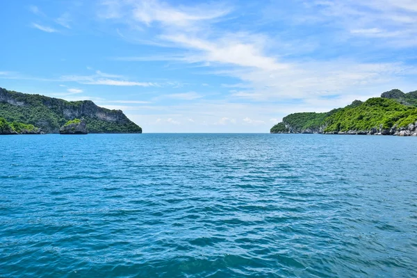 Tropische Meereslandschaft des thailändischen Meeres und der Insel in einem klaren blauen Himmel — Stockfoto