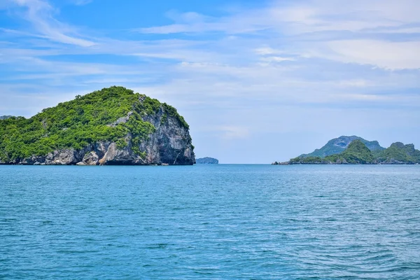 Tropische Meereslandschaft des thailändischen Meeres und der Insel in einem klaren blauen Himmel — Stockfoto