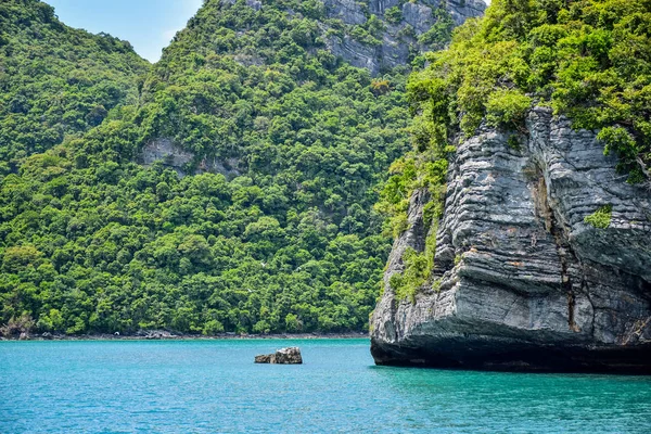 Tropische Meereslandschaft des thailändischen Meeres und der Insel in einem klaren blauen Himmel — Stockfoto