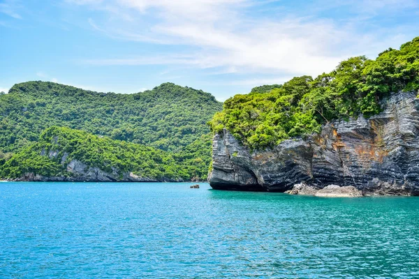 Tropische Meereslandschaft des thailändischen Meeres und der Insel in einem klaren blauen Himmel — Stockfoto