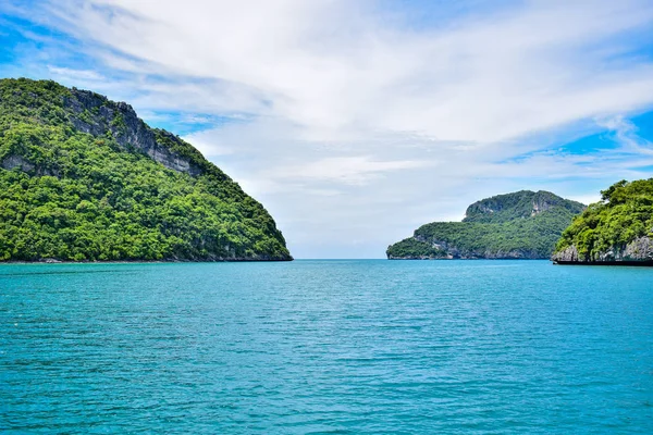 Tropische Meereslandschaft des thailändischen Meeres und der Insel in einem klaren blauen Himmel — Stockfoto