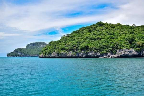 Mar tropical da Tailândia mar e ilha em um céu azul claro — Fotografia de Stock