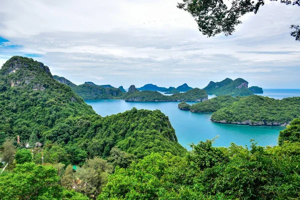 Die wunderschöne thailändische meereslandschaft des angthong-nationalparks in der nähe der samui-insel im Golf von thailand — Stockfoto