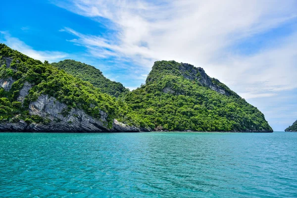 Ładnym tropikalnej Tajlandii morze i wyspę w błękitne niebo — Zdjęcie stockowe