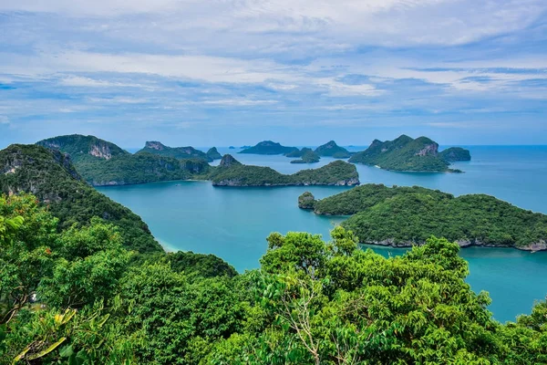 Piękne wybrzeże Tajlandii Angthong national Park morskich w pobliżu Samui wyspa w zatoce Tajlandii — Zdjęcie stockowe