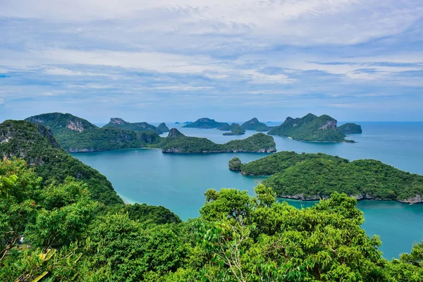 Wunderschöne Meereslandschaft des ang thong island national marine park in der Nähe von samui island, thailand, eines der berühmtesten touristischen Urlaubsziele — Stockfoto