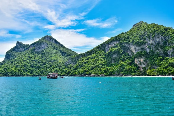 Wunderschöne Meereslandschaft des thailändischen Meeres und der Insel Samui, einem der berühmtesten touristischen Urlaubsziele — Stockfoto