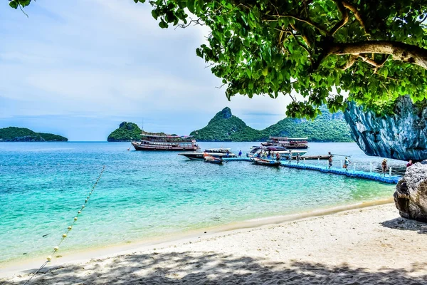 Wunderschöner thailändischer Strand im Angthong Marine National Park, dem beliebten Touristenziel in der Nähe der Insel Samui im Golf von Thailand — Stockfoto