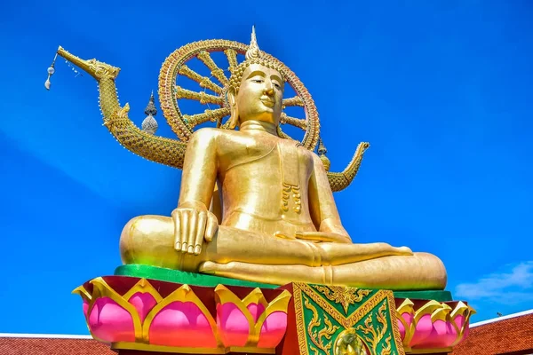 Grande statua di Buddha al tempio di Wat Phra Yai, una delle destinazioni turistiche più popolari, nell'isola di Samui, Thailandia — Foto Stock
