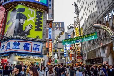 Tokyo, Japonya - 15 Mayıs: Shibuya, kalabalıklar Japonya'nın ünlü moda merkezleri