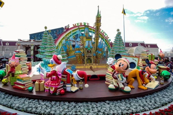 CHIBA - TOKIO / JAPÓN, 12 DE MAYO. Decoración temática navideña de Disney en la entrada principal de Tokyo Disneyland durante la celebración navideña — Foto de Stock