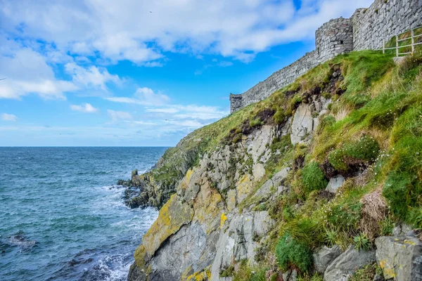 Isola Man Paesaggio Lungomare Coperto Erba Verde Grande Muro Peel — Foto Stock