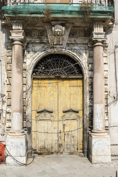 Viejas Puertas Amarillas Edificio Apartamentos Centro Palermo Sicilia Italia Europa —  Fotos de Stock