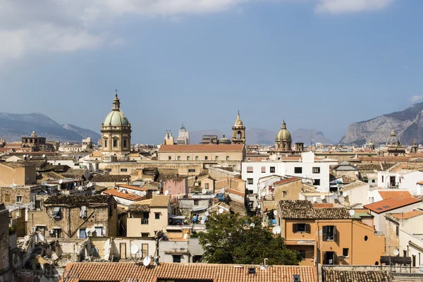 Palermo, Sicilya, İtalya 'nın tarihi merkezindeki evlere bakın.