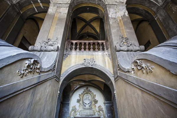 Innenraum eines alten palazzo (stadtpalast) in palermo, sizilien - italien (europa) — Stockfoto