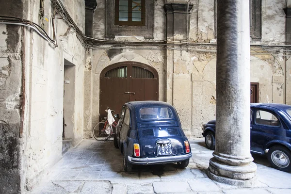 Dva Vinobraní Tmavě Modré Fiat 500 Nádvoří Starého Palazzo Město — Stock fotografie