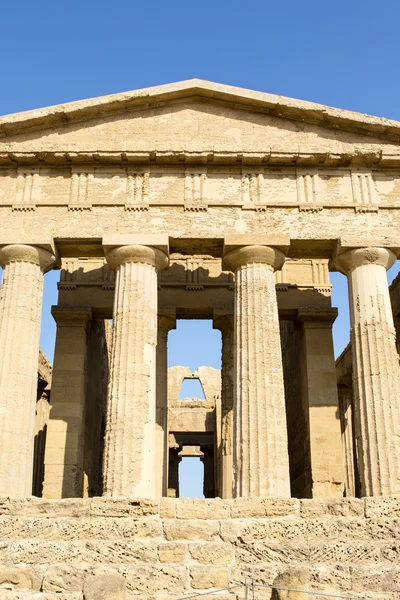 Templo de Concordia, un templo griego en el Valle del Templo (Valle dei Templi) en Agrigento, Sicilia, Italia — Foto de Stock