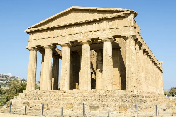 Templo de Concordia, un templo griego en el Valle del Templo (Valle dei Templi) en Agrigento, Sicilia, Italia — Foto de Stock