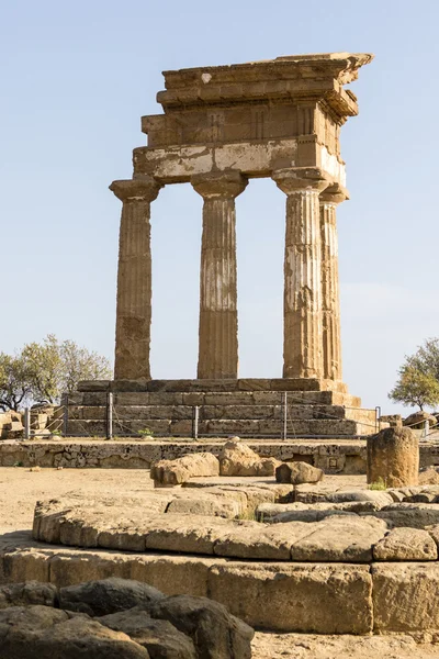 Templo de Castor y Pollux - Valle dei Templi (Valle del Templo) en Agrigento, Sicilia, Italia — Foto de Stock