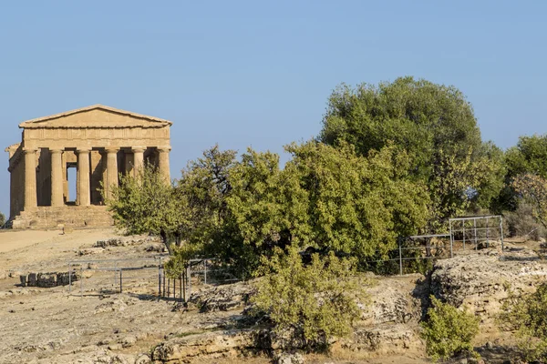 Templo de Concórdia, um templo grego no Vale do Templo (Valle dei Templi) em Agrigento, Sicília, Itália — Fotografia de Stock