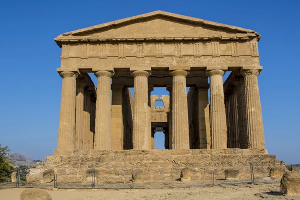 Templo de Concordia, un templo griego en el Valle del Templo (Valle dei Templi) en Agrigento, Sicilia, Italia — Foto de Stock