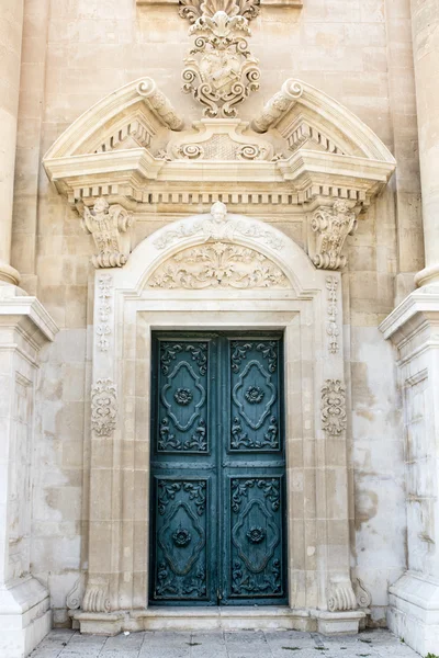 Entrance door of the San Giovanni Battista church, Ragusa, Sicily, Italy — Stock Photo, Image