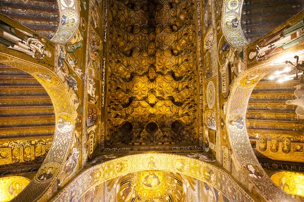 Interiér Capella Palatina v Palazzo dei Normanni (normanský palác) - Palermo - Sicílie - Itálie — Stock fotografie