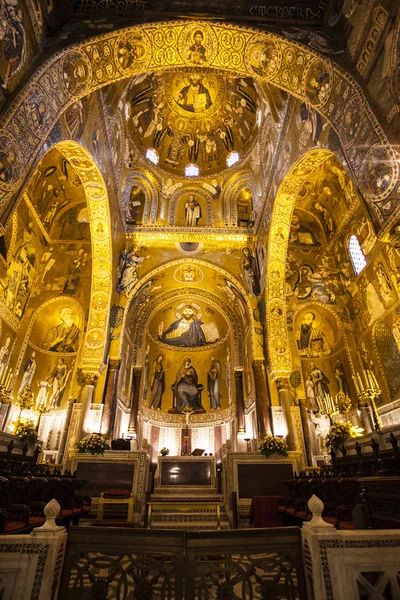 Interior de la Capella Palatina en Palazzo dei Normanni (Palacio normando) - Palermo - Sicilia - Italia — Foto de Stock