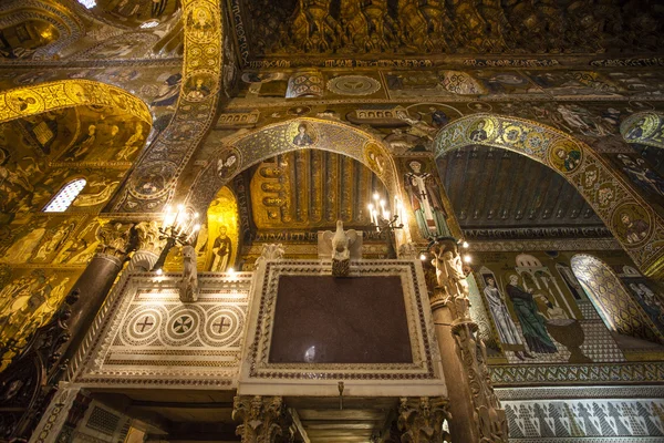 Interior de la Capella Palatina en Palazzo dei Normanni (Palacio normando) - Palermo - Sicilia - Italia — Foto de Stock