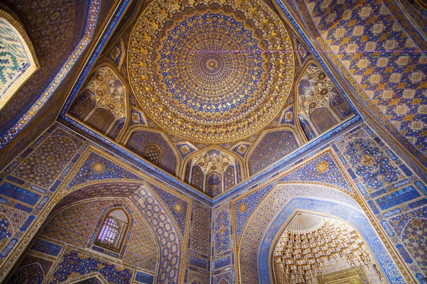 Interior de la mezquita dentro de la Tilla-Kari (cubierta de oro) medressa - Registán - Samarcanda - Uzbekistán — Foto de Stock