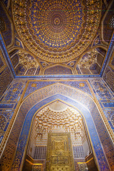 Interior da mesquita dentro do Tilla-Kari (ouro coberto) medressa - Registan - Samarcanda - Uzbequistão — Fotografia de Stock