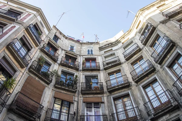 Domy przy ulicy Carrer de Milans w Barcelona, Katalonia, Hiszpania — Zdjęcie stockowe