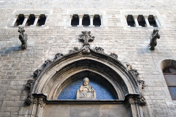 Фасад монастыря Сан-Педро-де-лас-Пуэльяс в Барселоне, Каталония, Испания — стоковое фото