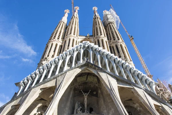 Фасад храма Святого Семейства в Барселоне, Каталония, Испания — стоковое фото